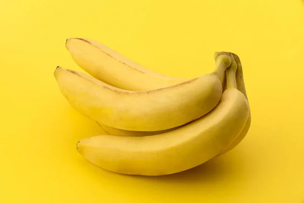 Manojo Plátano Sobre Fondo Amarillo Espacio Copia Gráficos Para Etiqueta —  Fotos de Stock