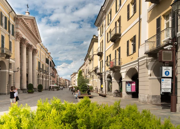 Cuneo Piedmont Olaszország August 2021 Roma Katedrálissal Történelmi Színes Épületekkel — Stock Fotó