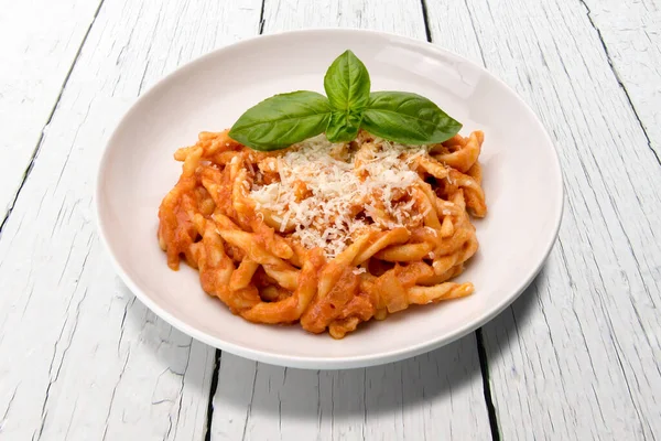 Strozzapreti Makaroni Pasta Tomaattikastikkeella Basilikan Lehdillä Raastetulla Parmesaanilla Valkoisella Lautasella — kuvapankkivalokuva