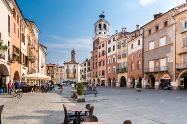 SAVIGLIANO, CUNEO, PIEDMONT, ITALY - 2 Eylül 2021: Sivil kulesiyle Piazza Santarosa, tarihi ortaçağ kökenli binaların bulunduğu ana meydan