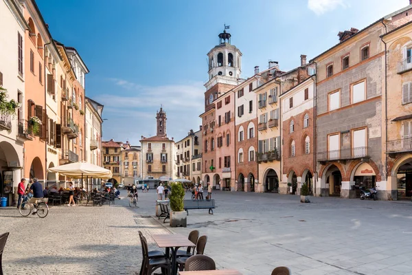 SAVIGLIANO, CUNEO, PIEDMONT, ITALY - 2 Eylül 2021: Sivil kulesiyle Piazza Santarosa, tarihi ortaçağ kökenli binaların bulunduğu ana meydan