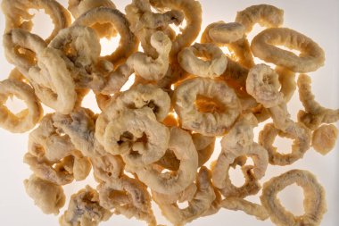 Pişirmeden önce kızartılmış donmuş balık.