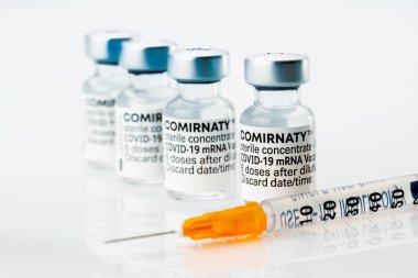 TURIN, ITALY - 24 Eylül 2021: Pfizer-BioNTech COVID-19 Aşı Tüpleri, Beyaz arka plan üzerine odaklı şırıngalı orijinal aşı şişeleri