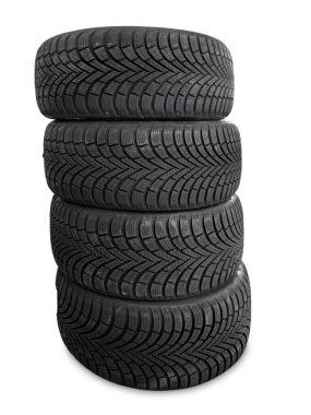 Kış arabası lastikleri karlı ve buzlu yollarda daha istikrarlı olmak için, dört tekerlek beyaz üzerine istiflenmiş ve izole edilmiş, kırpma yolu dahil.