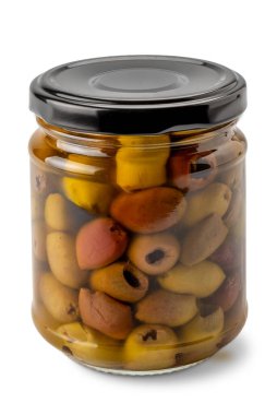 Ekstra işlenmemiş zeytinyağlı ve cam kavanozlu Taggiasca zeytinleri beyaza izole edilmiş, kırpma yolu dahil.