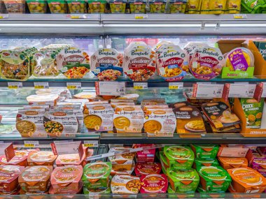 İtalya - 13 Kasım 2025: Süpermarket raflarında sergilenen çeşitli marka ve türlerde hazır sebze çorbaları.