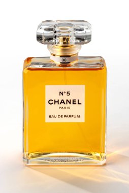 İtalya - 3 Ocak 2026: Chanel No. 100 ml 'lik parfümle 5 eau de parfüm. Cam parfüm şişesi.