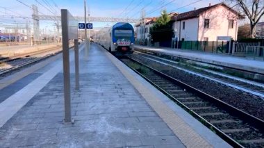 Fossano, İtalya - 6 Ocak 2026: TAF (yüksek frekanslı tren) ALe 426-506 İtalyan bölgesel elektrik treni Torino-Fossano istasyonuna ulaşmaktadır. Grafiti ile tren.