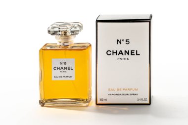 İtalya - 3 Ocak 2026: Chanel N5 eau de parfum 100 ml, 3.4 FL.OZ, klasik karton ambalajın yanında sprey şişe, parfüm parfümü Chanel