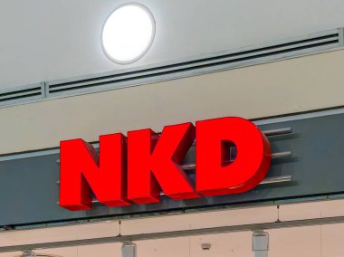 Cuneo, İtalya - 6 Şubat 2026: Alışveriş merkezinin vitrininde NKD amblemi. NKD, tüm aile için giyinme konusunda uzmanlaşmış uluslararası bir mağaza zinciri..