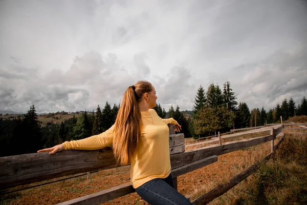 Portrait Young Pretty Girl Who Stands Alone Background Mountains Beautiful — Stock Photo, Image