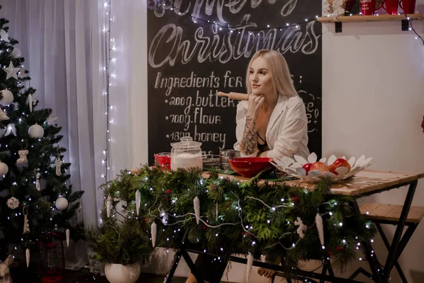 Una Guapa Jovencita Rubia Sola Con Camisa Blanca Jeans Cocina Fotos De Stock Sin Royalties Gratis