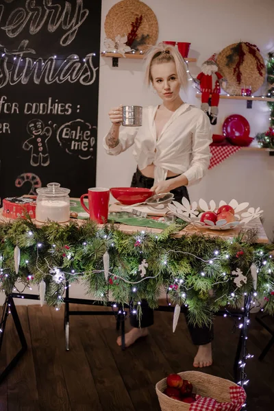 Una Guapa Jovencita Rubia Sola Con Camisa Blanca Jeans Cocina Imágenes De Stock Sin Royalties Gratis