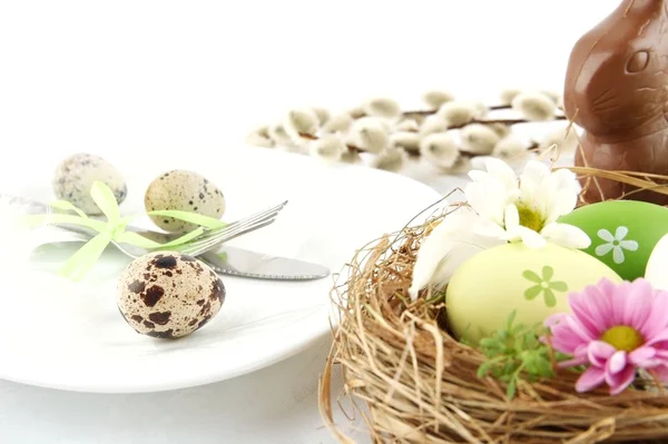 Φωτογραφία Ορτύκια αυγά, φωλιά με λουλούδια, σοκολάτα Λαγός, catkins — Φωτογραφία Αρχείου