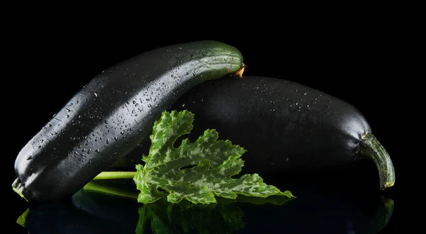 Érett zucchinis fekete háttér — Stock Fotó