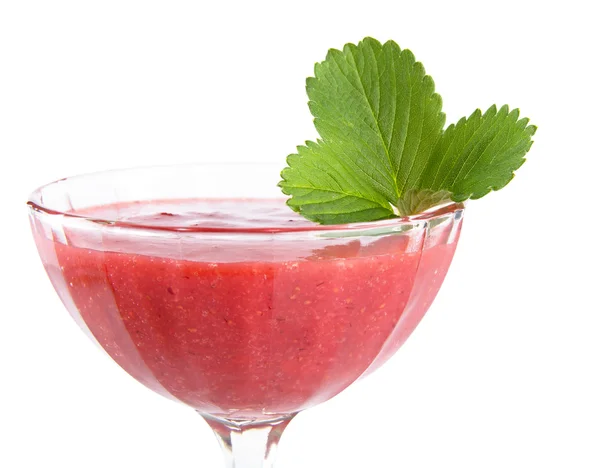 Schließen Foto von Erdbeer-Dessert im Becher mit Blatt auf Weiß — Stockfoto