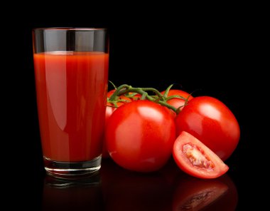 Domates suyu ile domates, yeşil dal siyah