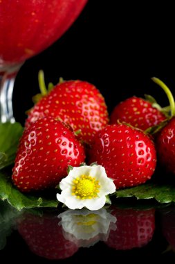 Çilek kadehi ile görünümünü kırpılmış, yaprak, çiçek siyah