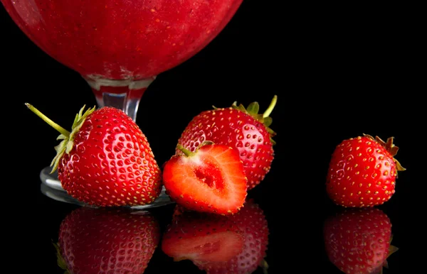 Vista recortada de fresas con copa en negro — Foto de Stock