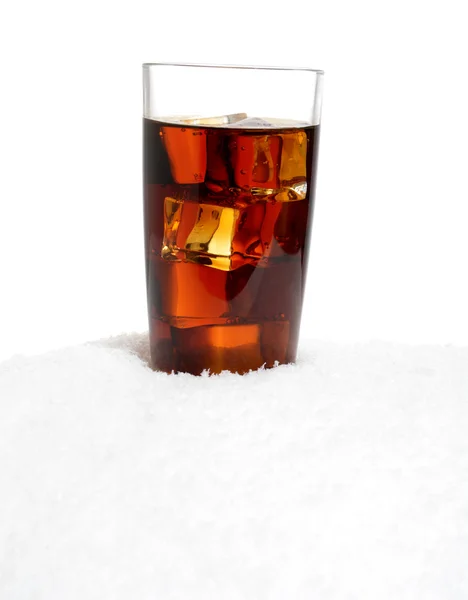 Copo de cola com cubos de gelo na neve no branco — Fotografia de Stock