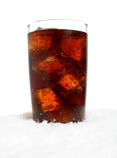 Glas cola met ijsblokjes op sneeuw op wit — Stockfoto