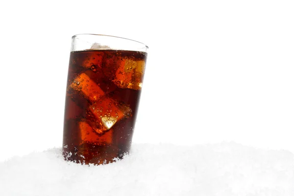 Cola beyaz kar buz küpleri ile bardak — Stok fotoğraf