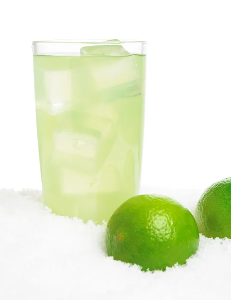 Szklanka soku wapno z kostkami lodu, limonki na śniegu na białym — Zdjęcie stockowe