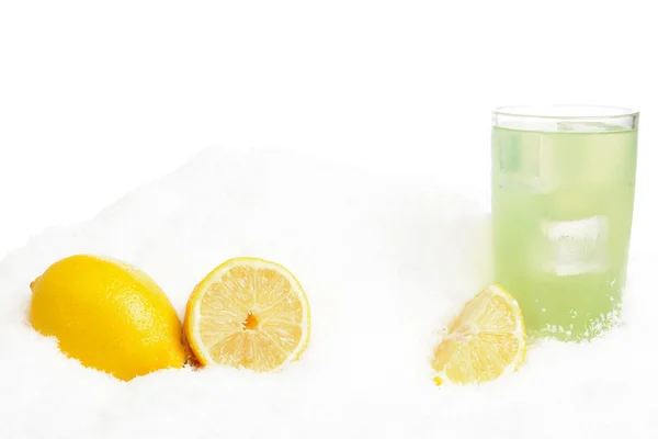 얼음 조각, 눈 백색에에 레몬과 라임 주스의 유리 — 스톡 사진