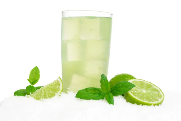 Copo de suco de limão com cubos de gelo na neve no branco — Fotografia de Stock