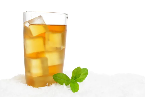 Chá de gelo com cubos de gelo, hortelã na neve no branco — Fotografia de Stock