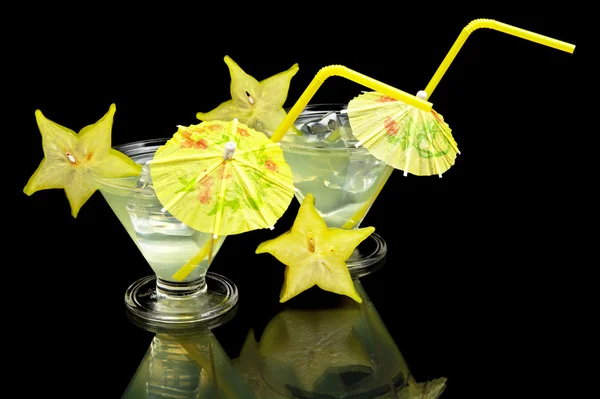 Primer plano mojito bebidas en una fiesta en negro — Foto de Stock