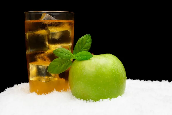 Suco de maçã, cubos de gelo e maçã com hortelã no preto na neve — Fotografia de Stock