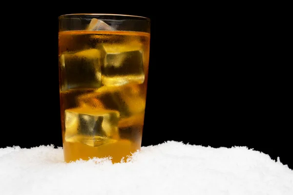 Suco de maçã com cubos de gelo em preto no gelo — Fotografia de Stock