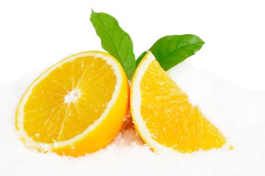 Turuncu meyve ve yaprakları beyaz buz üzerinde