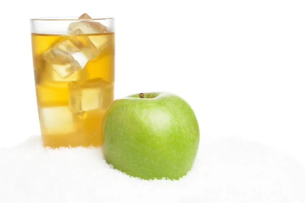 Elma suyu, buz ve kar beyaz elma — Stok fotoğraf