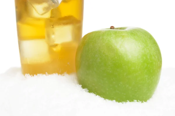 Imagem cortada de suco de maçã, cubos de gelo em branco na neve — Fotografia de Stock