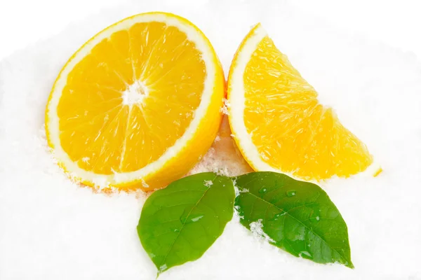 오렌지 과일 및 잎 화이트에 얼음에 — 스톡 사진