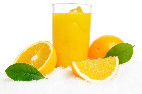 Orangensaft, Früchte, Eiswürfel und Blätter auf Eis auf weiß — Stockfoto