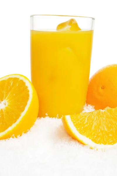 Περικομμένη εικόνα χυμό πορτοκαλιού, κύβους πάγου και φρούτα στον πάγο σε λευκό — Φωτογραφία Αρχείου