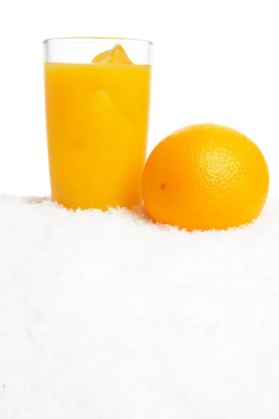 Orangensaft mit Eiswürfeln auf Eis auf Weiß — Stockfoto