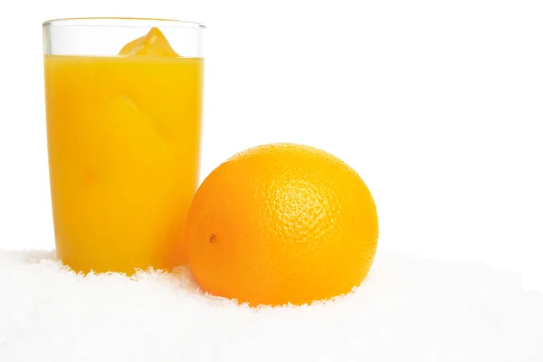 Orangensaft mit Eiswürfeln auf Eis auf Weiß — Stockfoto