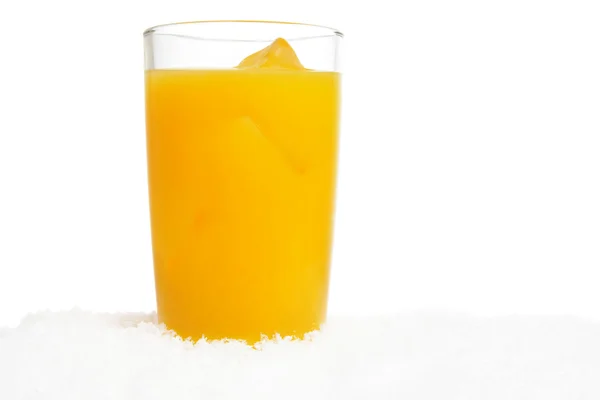 Suco de laranja com cubos de gelo no gelo no branco — Fotografia de Stock