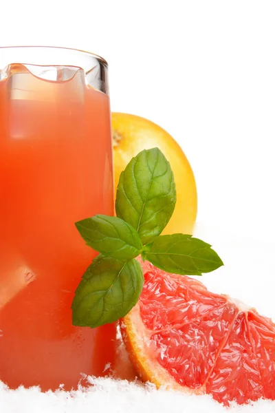 Zugeschnittenes Bild von Grapefruitsaft mit Eis mit Minze auf Eis — Stockfoto
