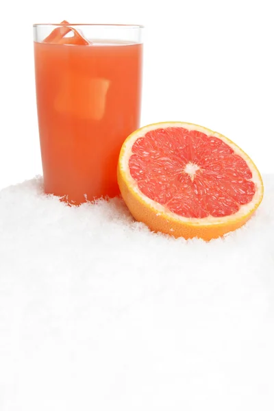 Sumo de toranja, cubos de gelo com toranja no gelo no branco — Fotografia de Stock