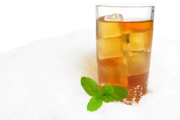 Ice tea met ijsblokjes, mint op ijs op wit — Stockfoto