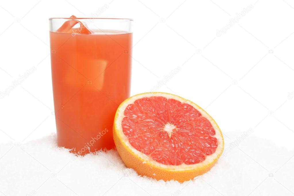 Grapefruit juice,ice cubes with grapefruit on ice on white — Stock