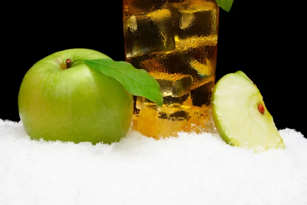 Imagem cortada de suco de maçã em preto na neve — Fotografia de Stock
