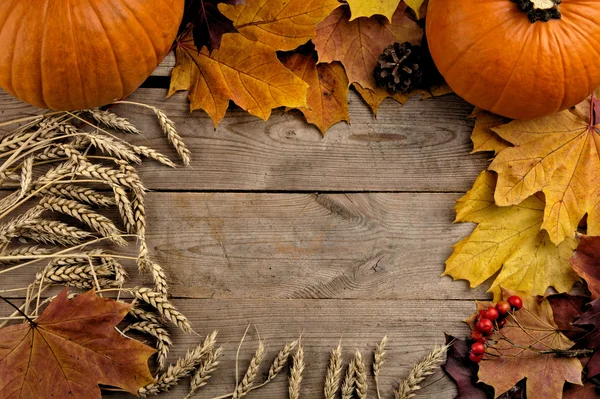 Calabazas con hojas de otoño vistas vista de pájaro para el día de acción de gracias en tablones de madera — Foto de Stock
