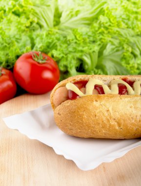Hotdog marul ve domates bo kesme üzerinde arka planda