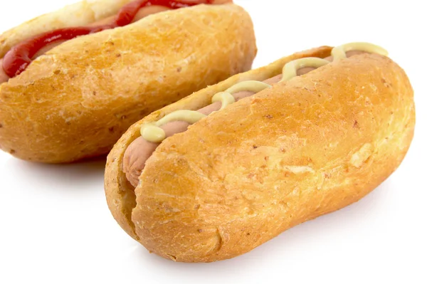 Przycięte Hot dogi z musztardą i ketchupem na białym, z tle — Zdjęcie stockowe